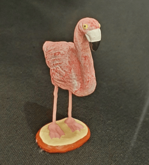 flamand rose en santon à la boutique des artisans de samael a aigues mortes